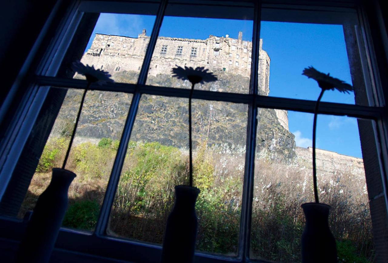 Joivy Unique Old Town Stay Under Edinburgh Castle Eksteriør billede